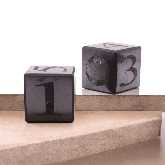 CUBE NUMÉROTÉ (CALENDRIER) 40MM SHUNGITE AA (LOT 2 PIÈCES)